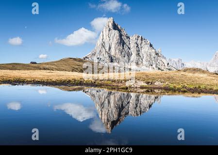 La face rocheuse du Mont Ragusela se reflète dans l'eau d'un lac de montagne sur l'automne Passo di Giau, Dolomites, Italie Banque D'Images