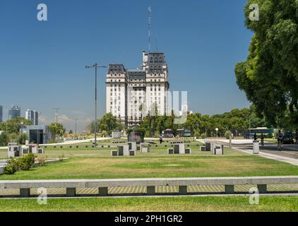 Buenos Aires, Argentine - 7 février 2023 : l'édifice Libertador ou Edificio Libertador abrite le ministère de la Défense à Buenos Aires Banque D'Images