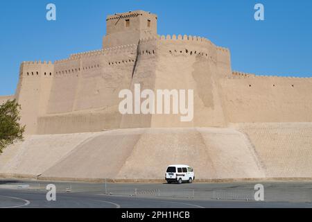 KHIVA, OUZBÉKISTAN - 07 SEPTEMBRE 2022 : minibus Chevrolet Damas au pied du bastion principal de l'ancienne forteresse Kunya Ark (Koʻhna Ark) Banque D'Images