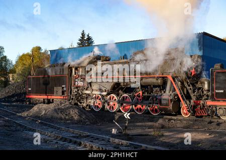 SORTAVALA, RUSSIE - le 09 OCTOBRE 2022 : ancienne locomotive de travail L-3051 dans une matinée ensoleillée d'octobre. Gare de Sortavala Banque D'Images