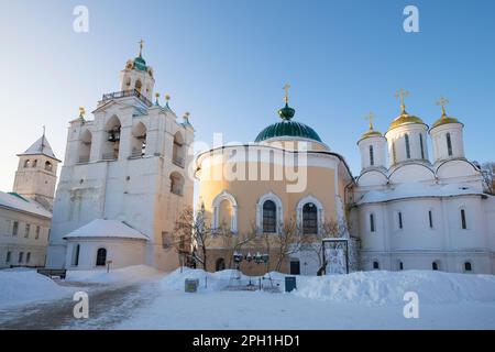 Aux temples de l'ancien monastère Spaso-Preobrazhensky, le matin ensoleillé de janvier. Yaroslavl, anneau d'or de Russie Banque D'Images