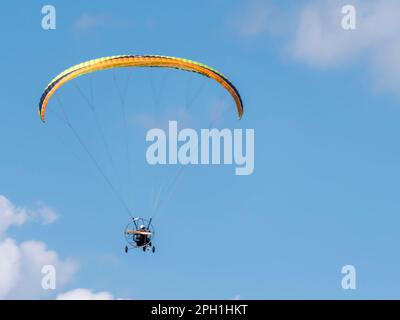 RÉGION DE MOSCOU, AÉRODROME DE CHERNOE 22 mai 2021 : parachute motorisé contre le festival de l'aviation du ciel bleu, théorie et pratique. Banque D'Images