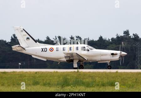 Avion utilitaire turbopropulseur monomoteur SOCATA TBM 700 de la Force aérienne française arrivant à l'aéroport de Berlin-Schonefeld. Berlin, Allemagne - 2 juin 2016 Banque D'Images