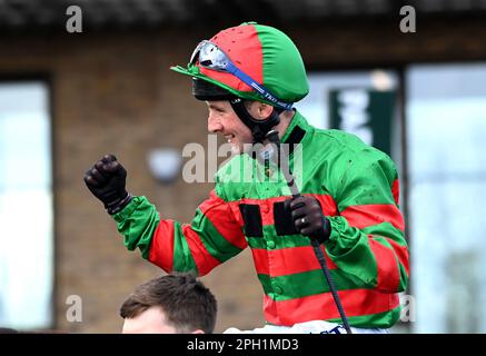 Le jockey Chris Hayes célèbre après avoir remporté le Paddy Power Irish Lincolnshire sur Lattam à l'hippodrome de Curragh, dans le comté de Kildare. Date de la photo: Samedi 25 mars 2023. Banque D'Images