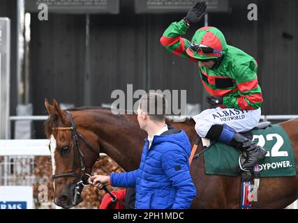 Le jockey Chris Hayes célèbre après avoir remporté le Paddy Power Irish Lincolnshire sur Lattam à l'hippodrome de Curragh, dans le comté de Kildare. Date de la photo: Samedi 25 mars 2023. Banque D'Images