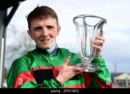 Le jockey Chris Hayes célèbre après avoir remporté le Paddy Power Irish Lincolnshire sur Lattam à l'hippodrome de Curragh, dans le comté de Kildare. Date de la photo: Samedi 25 mars 2023. Banque D'Images