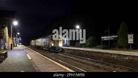 Northern Rail classe 156 DMU train appelant à la petite plate-forme 2 Chapel-en-le-Frith gare, Derbyshire avec un train local s'arrêtant la nuit. Banque D'Images