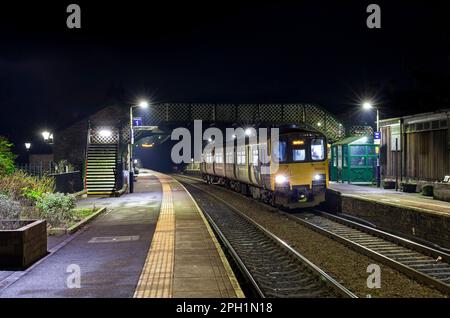 Northern Rail classe 150 DMU train appelant à la petite gare de Whaley Bridge, à 2 plate-forme, dans le Derbyshire, la nuit. Banque D'Images