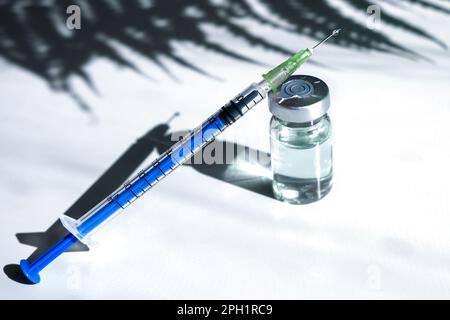 Une ampoule en verre avec un liquide transparent et une seringue. Seringue à côté de l'ampoule. Botox flacon de médicament en verre, seringue de toxine botulinique, hualuronique, Banque D'Images