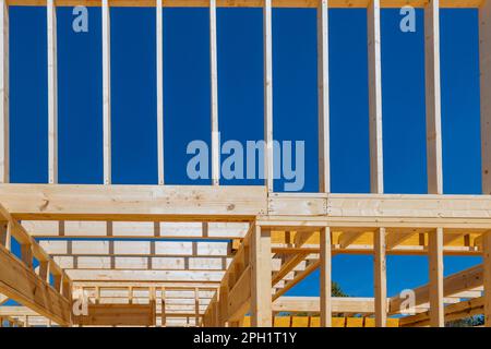 Le cadre en bois a été porté pendant la construction de poutre bâton de l'aménagement intérieur solives fermes Banque D'Images