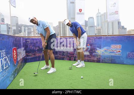 De gauche à droite, Henrik Stenson et Ian Poulter assistent à une séance de prise de photo du championnat du monde de la ville par le club de golf de HK, près du port de Victoria. 21MAR23 SCMP / K. Y. CHENG Banque D'Images