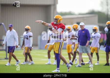 Bâton Rouge, LA, États-Unis. 25th mars 2023. Garrett Nussmeier (13) fait un jet lors de l'entraînement de football du printemps au Tiger Stadium de Baton Rouge, LA. Jonathan Mailhes/CSM/Alamy Live News Banque D'Images