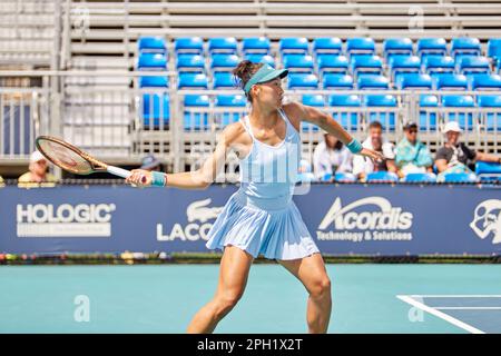 Miami Gardens, Floride, États-Unis. 25th mars 2023. [WTA] [12] L. Samsonova vs [23] Q. Zheng (CHN) pendant le tournoi mondial de tennis à l'Open de Miami de 2023 sous Itau. Credit: Yaroslav Sabitov/YES Market Media/Alay Live News. Banque D'Images