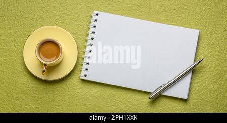 carnet à croquis en spirale vierge sur papier texturé avec une tasse de café, plat de bureau Banque D'Images