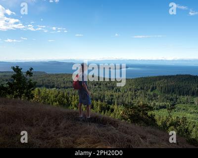 BC00655-00...COLOMBIE-BRITANNIQUE - randonnée d'une journée en admirant la vue sur l'île Hardwood dans le détroit de Georgia avec l'île de Vancouver au-delà de la route de Gibraltar Banque D'Images