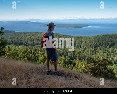 BC00656-00...COLOMBIE-BRITANNIQUE - randonnée d'une journée en admirant la vue sur l'île Hardwood dans le détroit de Georgia avec l'île de Vancouver au-delà de la route de Gibraltar Banque D'Images