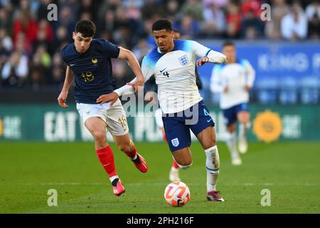 Leicester le samedi 25th mars 2023. Levi Colwill d'Angleterre U21 combats avec Matthis Abline de France U21 lors du match international amical entre l'Angleterre de moins de 21s ans et la France de moins de 21s ans au King Power Stadium, Leicester, le samedi 25th mars 2023. (Photo : Jon Hobley | MI News) Credit: MI News & Sport /Alay Live News Banque D'Images