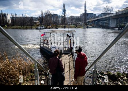 Prague, République tchèque. 25th mars 2023. Début de l'exploitation des ferries saisonniers P3 à P7 à Prague, République tchèque, 25 mars 2023. Des ferries circulent jusqu'à 29 octobre. Le ferry Holesovice-Karlin P7 (photo) sera en service jusqu'à l'ouverture de la passerelle HolKa, prévue en juillet. Les ferries P1 et P2 sont en service toute l'année. Crédit : Ondrej Deml/CTK photo/Alay Live News Banque D'Images