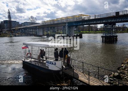 Prague, République tchèque. 25th mars 2023. Début de l'exploitation des ferries saisonniers P3 à P7 à Prague, République tchèque, 25 mars 2023. Des ferries circulent jusqu'à 29 octobre. Le ferry Holesovice-Karlin P7 (photo) sera en service jusqu'à l'ouverture de la passerelle HolKa, prévue en juillet. Les ferries P1 et P2 sont en service toute l'année. Crédit : Ondrej Deml/CTK photo/Alay Live News Banque D'Images