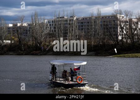 Prague, République tchèque. 25th mars 2023. Début de l'exploitation des ferries saisonniers P3 à P7 à Prague, République tchèque, 25 mars 2023. Des ferries circulent jusqu'à 29 octobre. Le ferry Holesovice-Karlin P7 (photo) sera en service jusqu'à l'ouverture de la passerelle HolKa, prévue en juillet. Les ferries P1 et P2 sont en service toute l'année. Crédit : Ondrej Deml/CTK photo/Alay Live News Banque D'Images