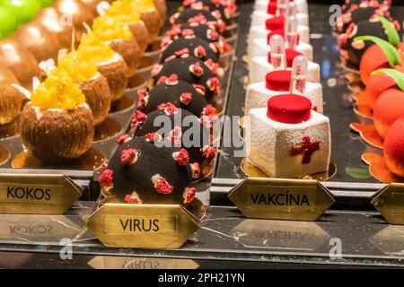 PRAGUE, TCHÉQUIE - 10 DÉCEMBRE 2021 : pâtisserie de virus et de vaccins au café Cerna madona à Prague, République tchèque Banque D'Images