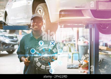 Un technicien africain équipé d'une tablette vérifie un moteur de voiture et une panne de véhicule dans un service de voiture Banque D'Images