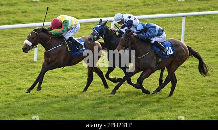 Queen's pardon et Chris Hayes (à gauche) rentrent chez eux pour gagner la Live Music After Racing au Mconnells Bar Newbridge handicap au Curragh Racecourse, dans le comté de Kildare. Date de la photo: Samedi 25 mars 2023. Banque D'Images