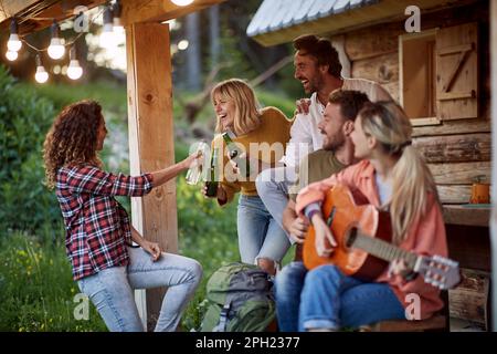 Groupe d'amis heureux passant un week-end ensemble dans la nature Banque D'Images