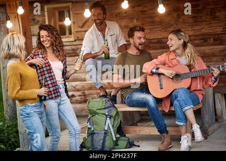 Groupe d'amis heureux passant du temps ensemble dans la nature Banque D'Images