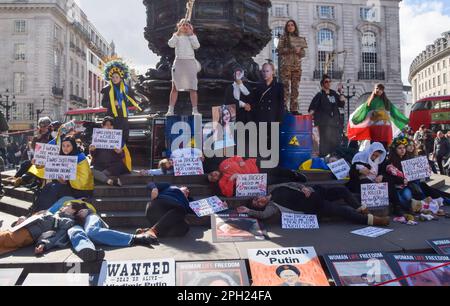 Londres, Angleterre, Royaume-Uni. 25th mars 2023. Des femmes iraniennes et ukrainiennes ont organisé une manifestation commune à Piccadilly Circus, appelant à la liberté en Iran et à la fin des attaques russes en Ukraine. (Credit image: © Vuk Valcic/ZUMA Press Wire) USAGE ÉDITORIAL SEULEMENT! Non destiné À un usage commercial ! Banque D'Images