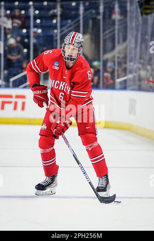 Bridgeport, Connecticut, États-Unis. 24th mars 2023. Mason Lohrei (6), défenseur de l'État de l'Ohio, cherche le col pendant la NCAA DI Men's Ice Hockey Bridgeport Regionals contre Harvard à Total Mortgage Arena à Bridgeport, Connecticut. Rusty Jones/Cal Sport Media/Alamy Live News Banque D'Images