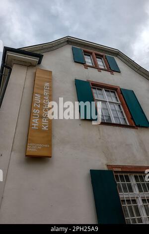 BÂLE, SUISSE - 27 FÉVRIER 2023 : panneau pour le Musée historique de Bâle (Haus zum Kirschgarten) à Elisabethenstrasse Banque D'Images