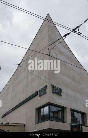 BÂLE, SUISSE - 27 FÉVRIER 2023 : vue extérieure du Théâtre Bâle avec panneau Banque D'Images