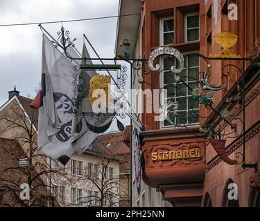 BÂLE, SUISSE - 27 FÉVRIER 2023 : panneaux et drapeaux ornés dans la vieille ville Banque D'Images