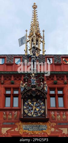 BÂLE, SUISSE - 27 FÉVRIER 2023 : horloge publique ornée sur le Rathaus Banque D'Images
