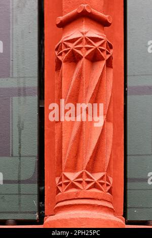 BÂLE, SUISSE - 27 FÉVRIER 2023 : sculpture ornée sur la fenêtre du Rathaus Banque D'Images