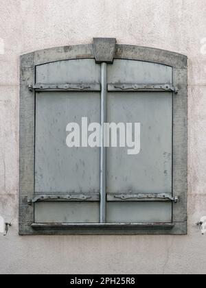 BÂLE, SUISSE - 27 FÉVRIER 2023 : volet en bois sur la fenêtre de la vieille ville Banque D'Images