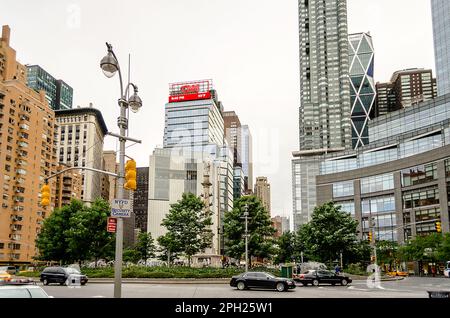 NEW YORK - 25 MAI : Columbus Circle, un rond-point et une intersection très fréquentées dans la ville de New York, Etats-Unis, 25 mai 2013. C'est le point fro Banque D'Images