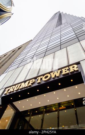 NEW YORK - 25 MAI : la tour Trump, gratte-ciel emblématique sur 5th avenue, New York, États-Unis, 25 mai 2013. Le bâtiment est un gratte-ciel à usage mixte de 58 étages Banque D'Images