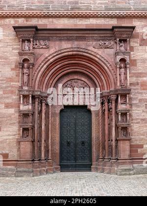 BÂLE, SUISSE - 27 FÉVRIER 2023 : entrée principale et portes ornées sur la cathédrale de Bâle Banque D'Images