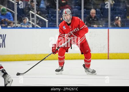 Bridgeport, Connecticut, États-Unis. 24th mars 2023. Cole McWard, défenseur de l'État de l'Ohio (3), attend de passer pendant la NCAA DI Men's Ice Hockey Bridgeport Regionals contre Harvard à Total Mortgage Arena à Bridgeport, Connecticut. Rusty Jones/Cal Sport Media/Alamy Live News Banque D'Images