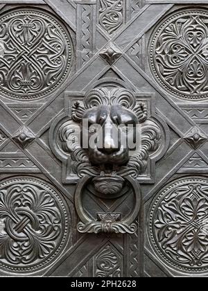 BÂLE, SUISSE - 27 FÉVRIER 2023 : gros plan de la porte principale et de la tête de lion sur la cathédrale de Bâle Banque D'Images