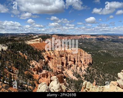 Un paysage à couper le souffle avec des falaises et des arbres verts dans le parc national de Bryce Canyon. Utah, États-Unis. Banque D'Images