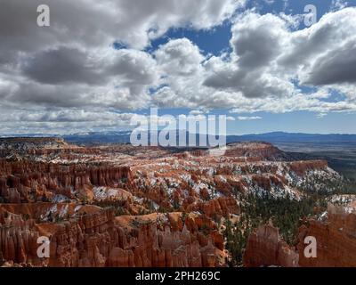 Un paysage pittoresque, montrant les formations géologiques uniques du parc national de Bryce Canyon. Utah, États-Unis. Banque D'Images