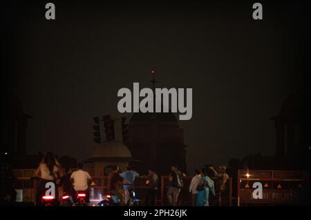 New Delhi, Delhi, Inde. 25th mars 2023. Les gens regardent le Palais présidentiel de l'Inde, également connu sous le nom de Rashtrapati Bhawan, pendant la campagne environnementale de l'heure de la Terre à New Delhi, Inde sur 25 mars 2023. (Credit image: © Kabir Jhangiani/ZUMA Press Wire) USAGE ÉDITORIAL SEULEMENT! Non destiné À un usage commercial ! Banque D'Images
