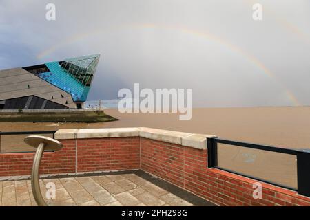 L'aquarium Deep, Hull, Royaume-Uni, avec un double arc-en-ciel au-dessus Banque D'Images