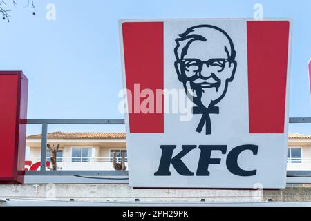 Magaluf, Espagne; mars 19 2023: Affiche de la société internationale de restauration rapide KFC, dans la station touristique de Magaluf, Espagne Banque D'Images