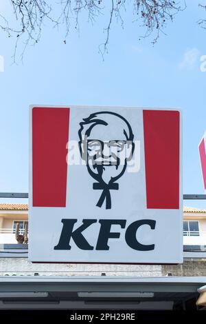 Magaluf, Espagne; mars 19 2023: Affiche de la société internationale de restauration rapide KFC, dans la station touristique de Magaluf, Espagne Banque D'Images