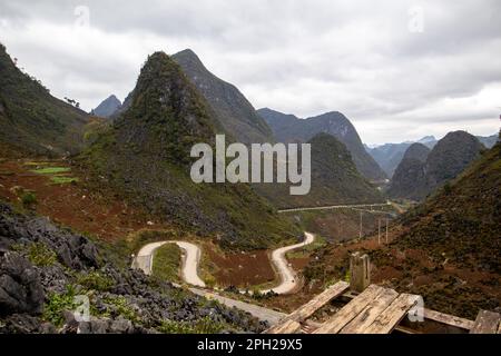 Ha Giang Loop, une expérience d'adrénaline dans le nord du Vietnam avec un paysage et une atmosphère incroyables. Le voyage en moto offre des vacances aventures. Banque D'Images