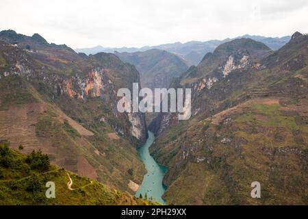 Ha Giang Loop, une expérience d'adrénaline dans le nord du Vietnam avec un paysage et une atmosphère incroyables. Le voyage en moto offre des vacances aventures. Banque D'Images